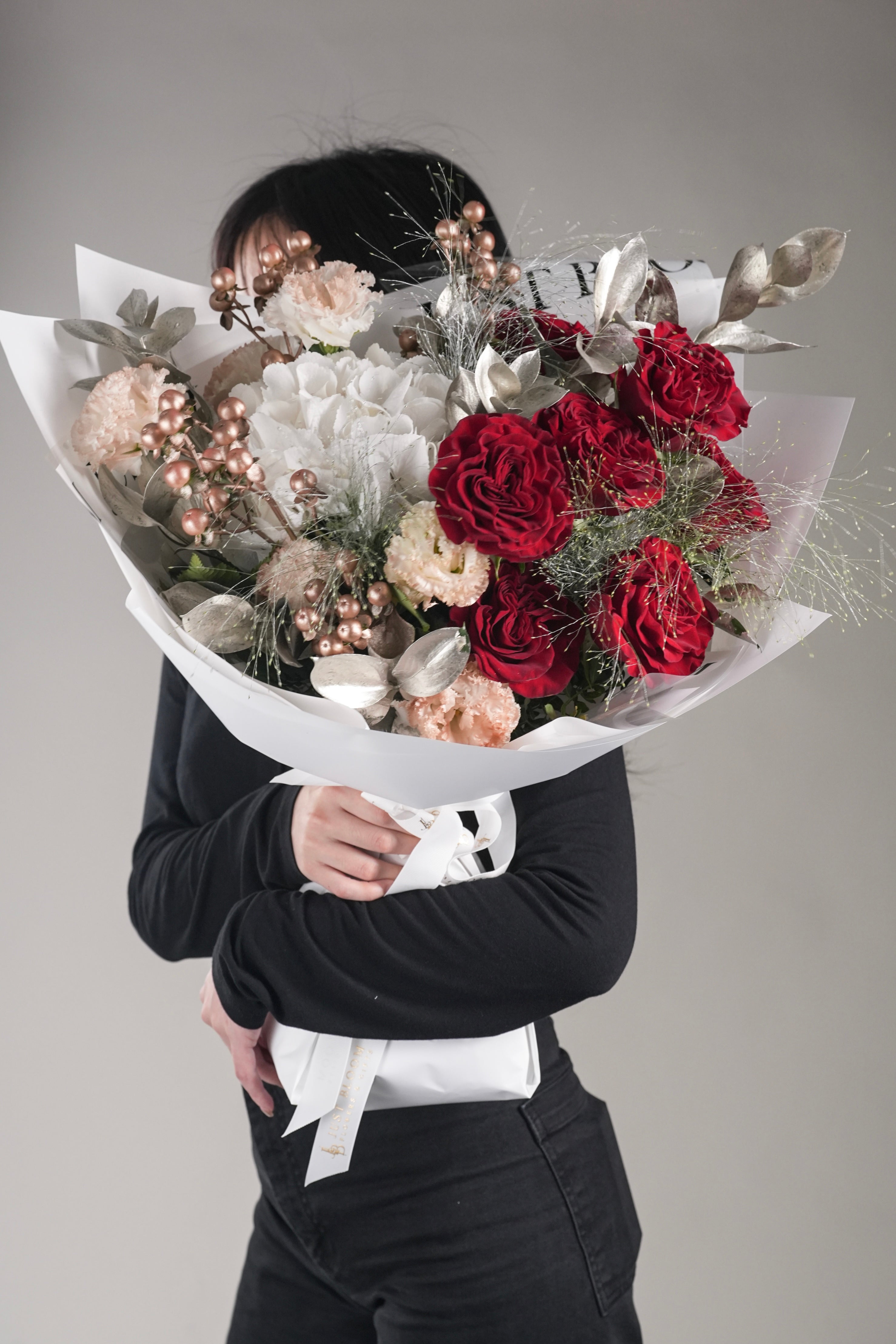 Amia red garden rose and white hydrangea bouquet with gold fillers – Just Bloom HK
