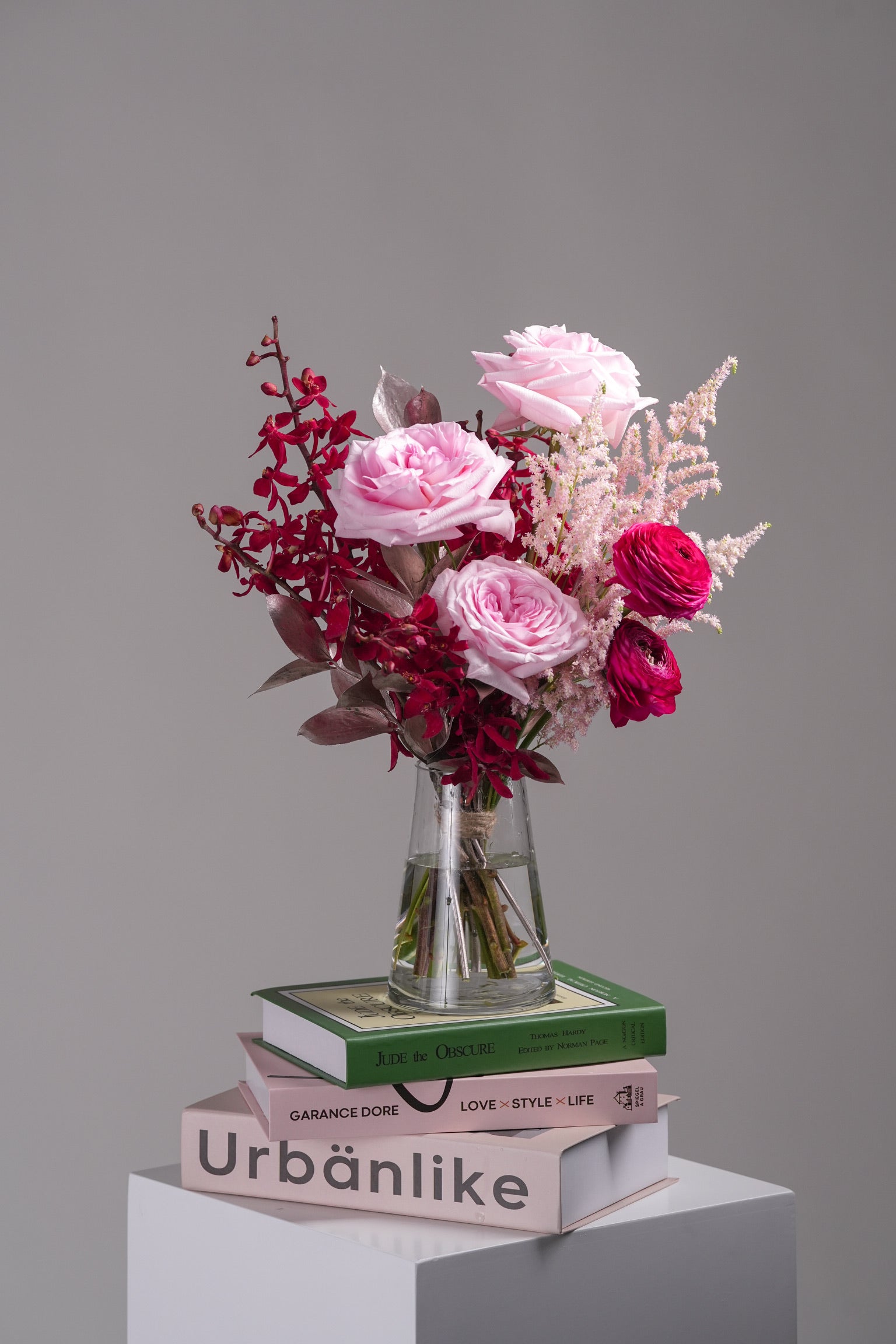 Antonella – Pink rose vase arrangement with Dutch ranunculus and astilbe in a clear glass vase