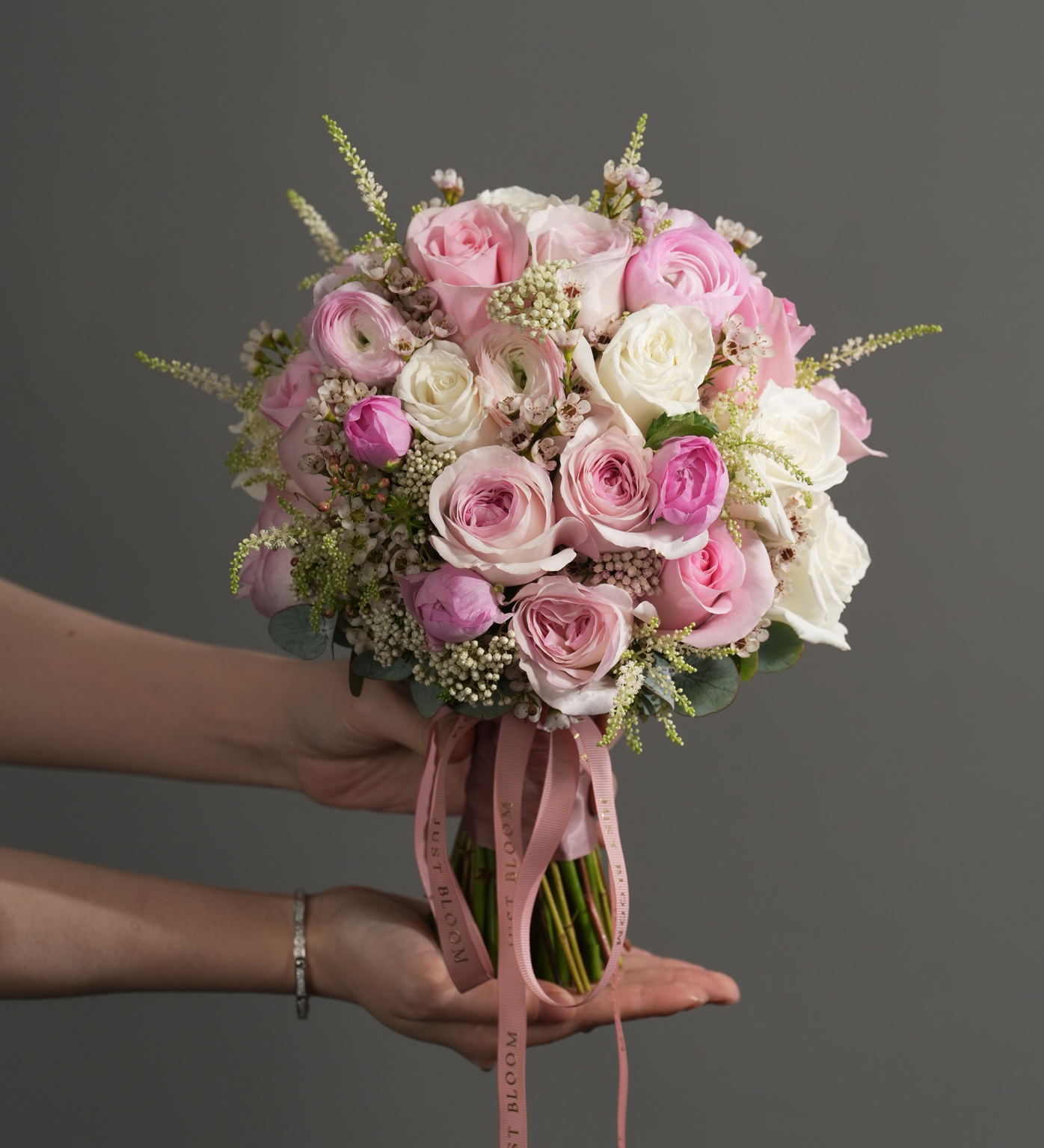 Handheld wedding bouquet in pink and ivory with Ecuadorian roses – Just Bloom HK