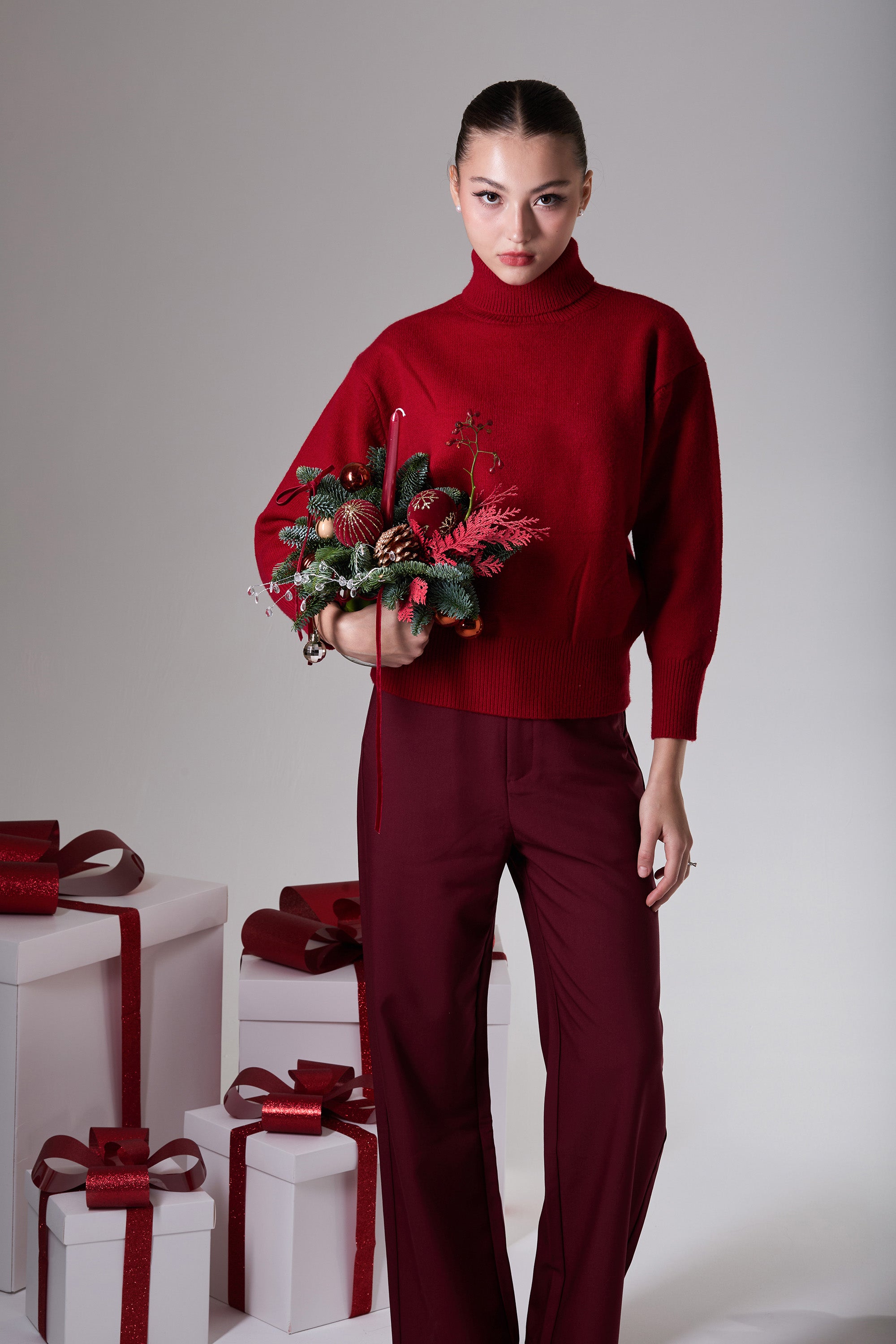 Crimson Petite is a refined mini Christmas arrangement featuring deep red ornaments, pine foliage and winter textures. Elegant styling for festive interiors.