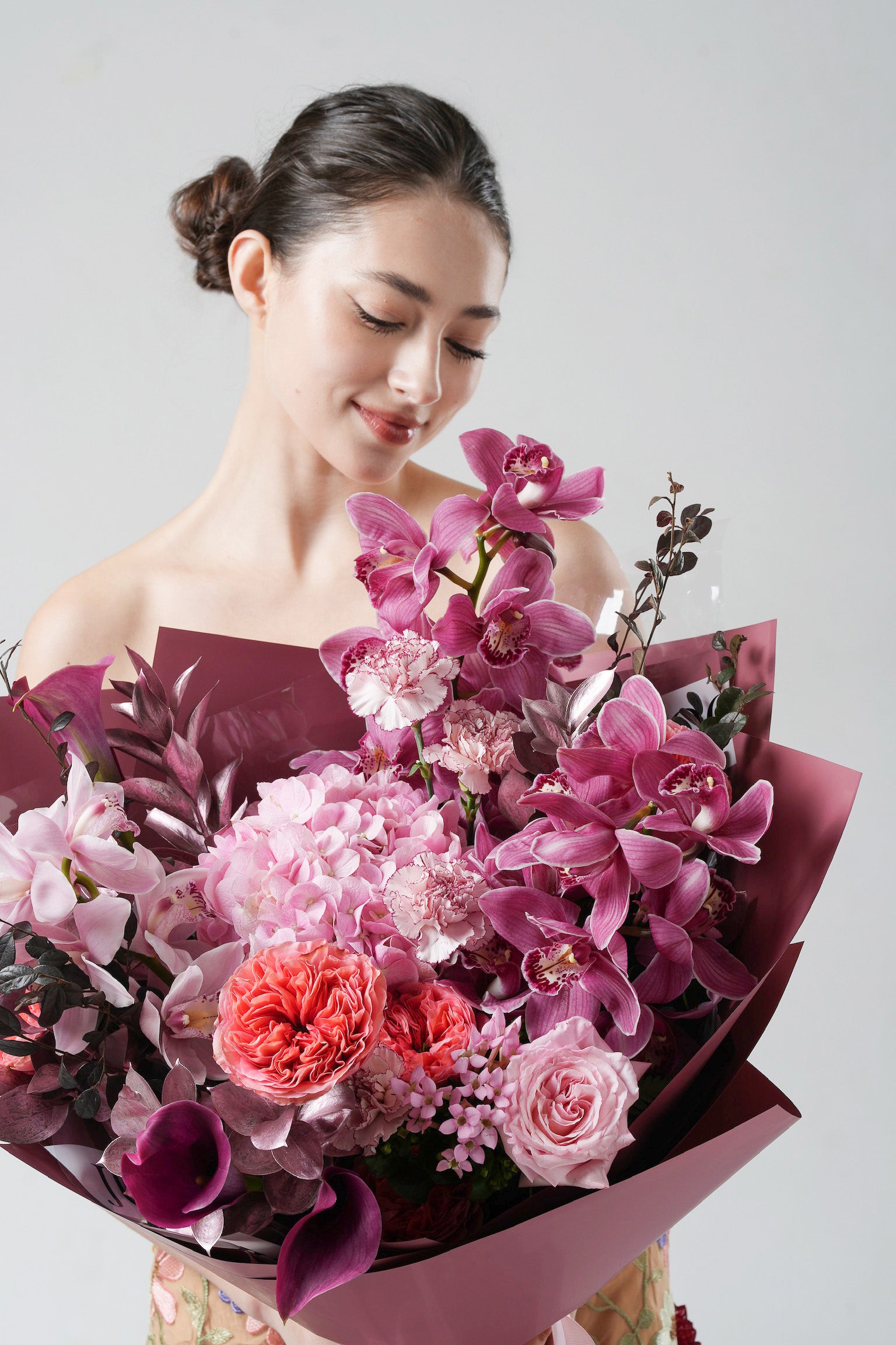 Elegant floral arrangement featuring calla lilies and shimmering textural elements in modern tones.