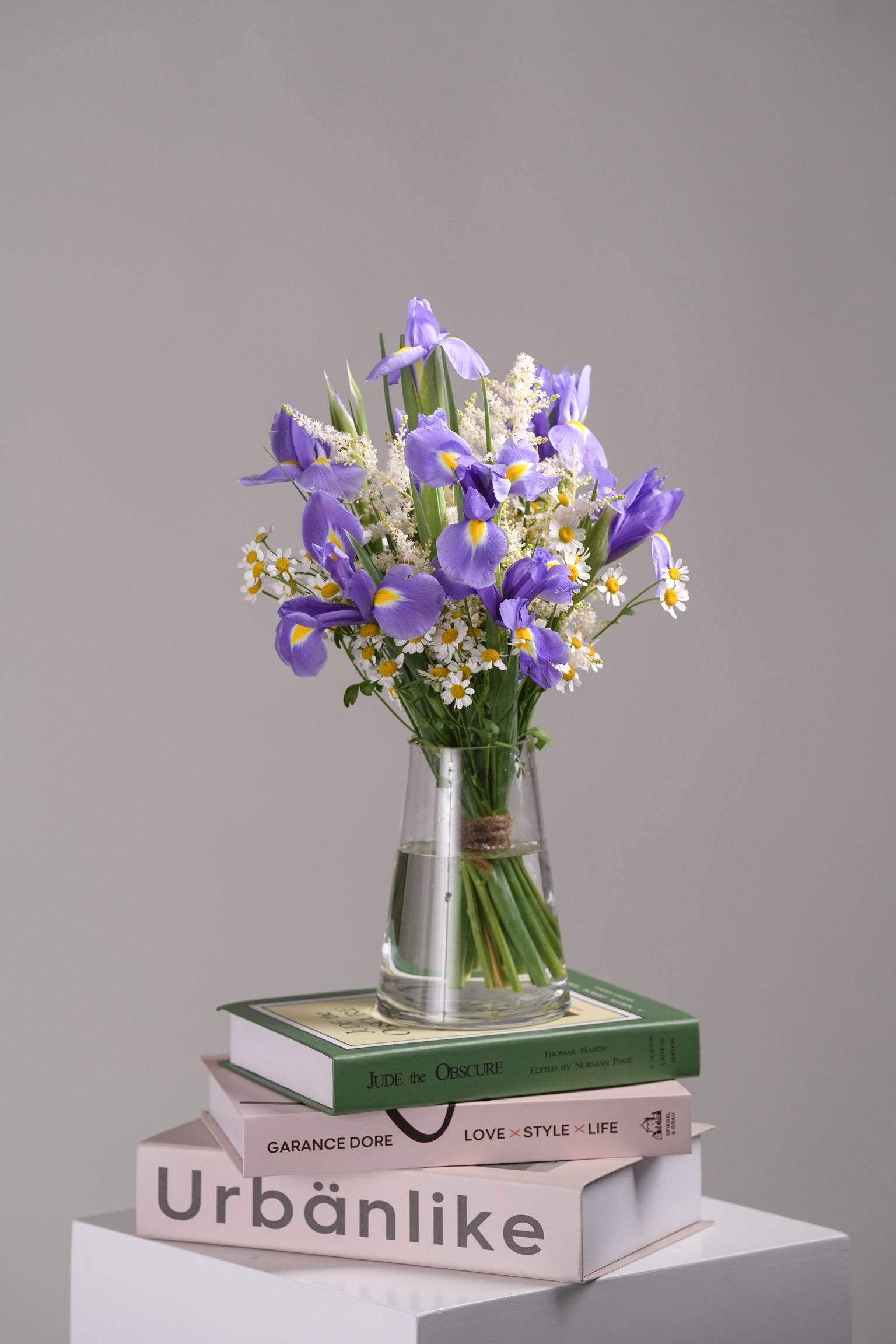 Itzel Dutch iris chamomile vase arrangement premium flowers Hong Kong Just Bloom HK