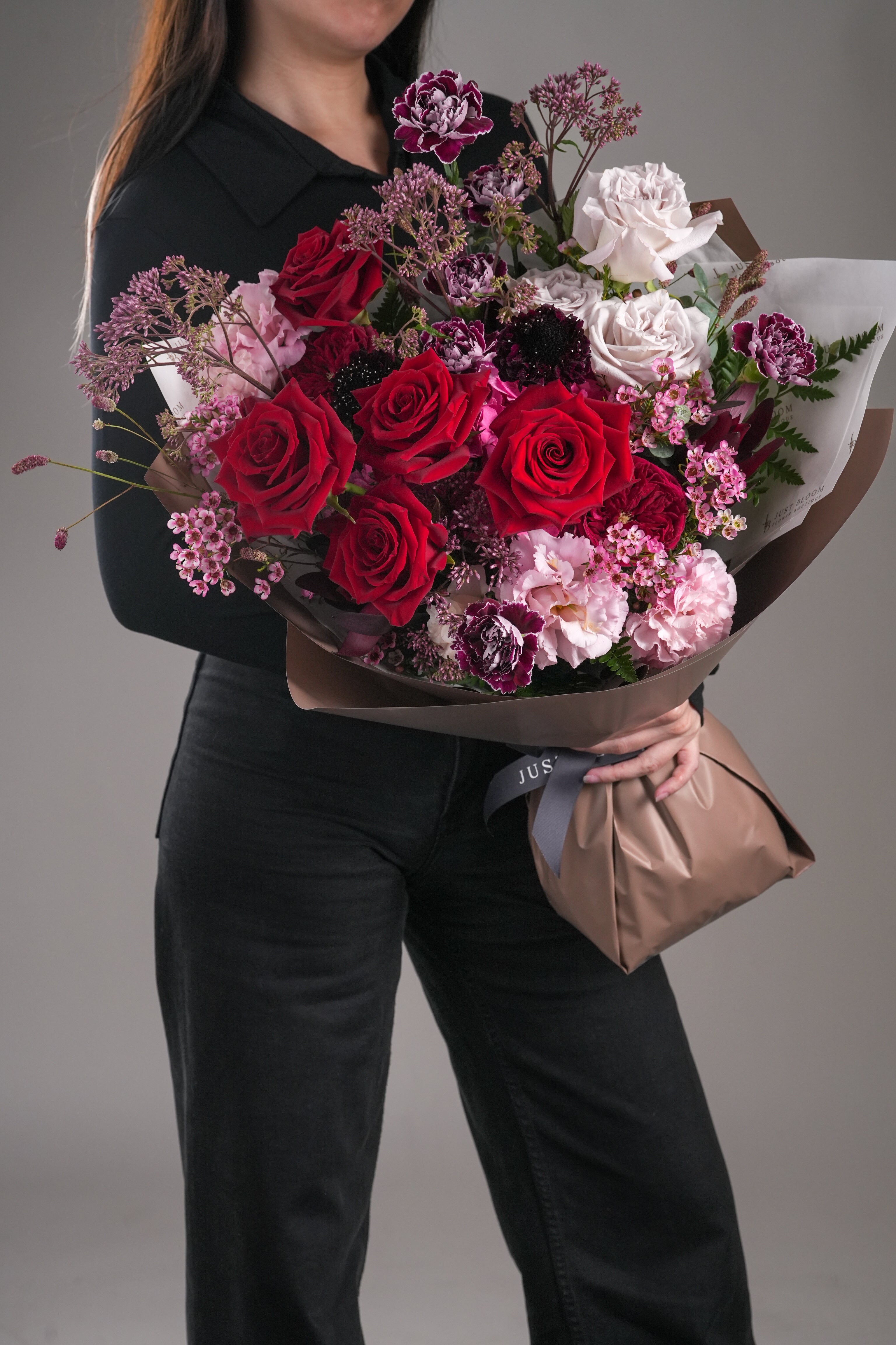 Just Bloom Arlene rose bouquet – elegant romantic flower bouquet with red roses and vintage pink tones