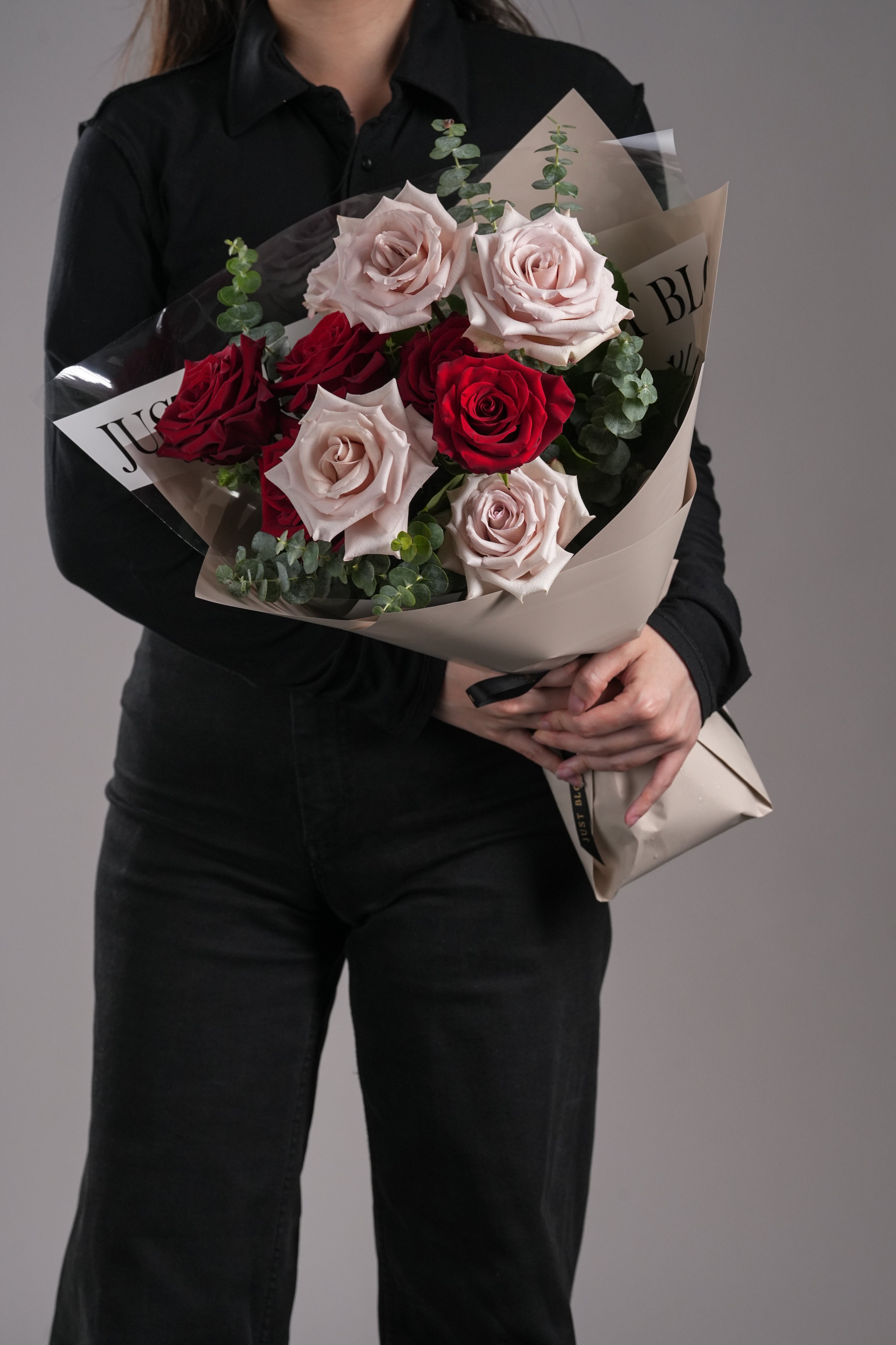 justbloom-ares-red-quicksand-rose-bouquet-fullview-2