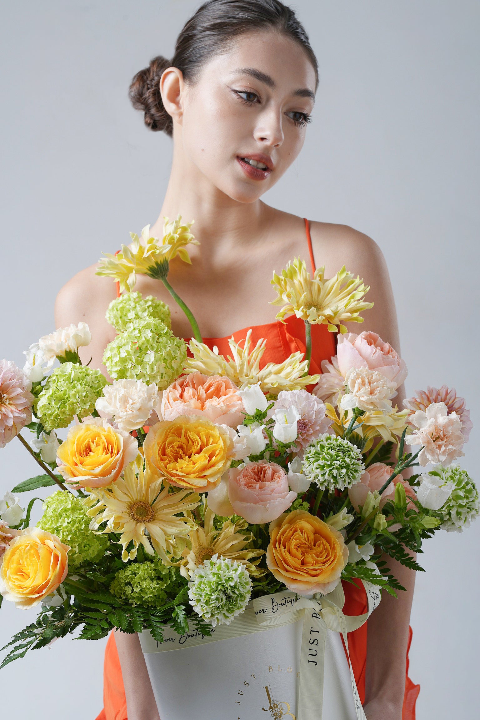 Lingering Warmth - A soft yellow and peach flower box featuring garden roses, ranunculus, carnations, and chrysanthemums. A radiant and graceful gift for Mother’s Day by Just Bloom HK