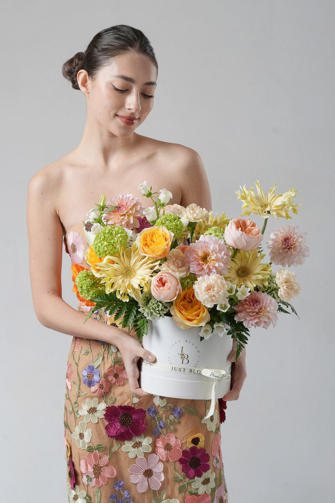 Lingering Warmth - A soft yellow and peach flower box featuring garden roses, ranunculus, carnations, and chrysanthemums. A radiant and graceful gift for Mother’s Day by Just Bloom HK