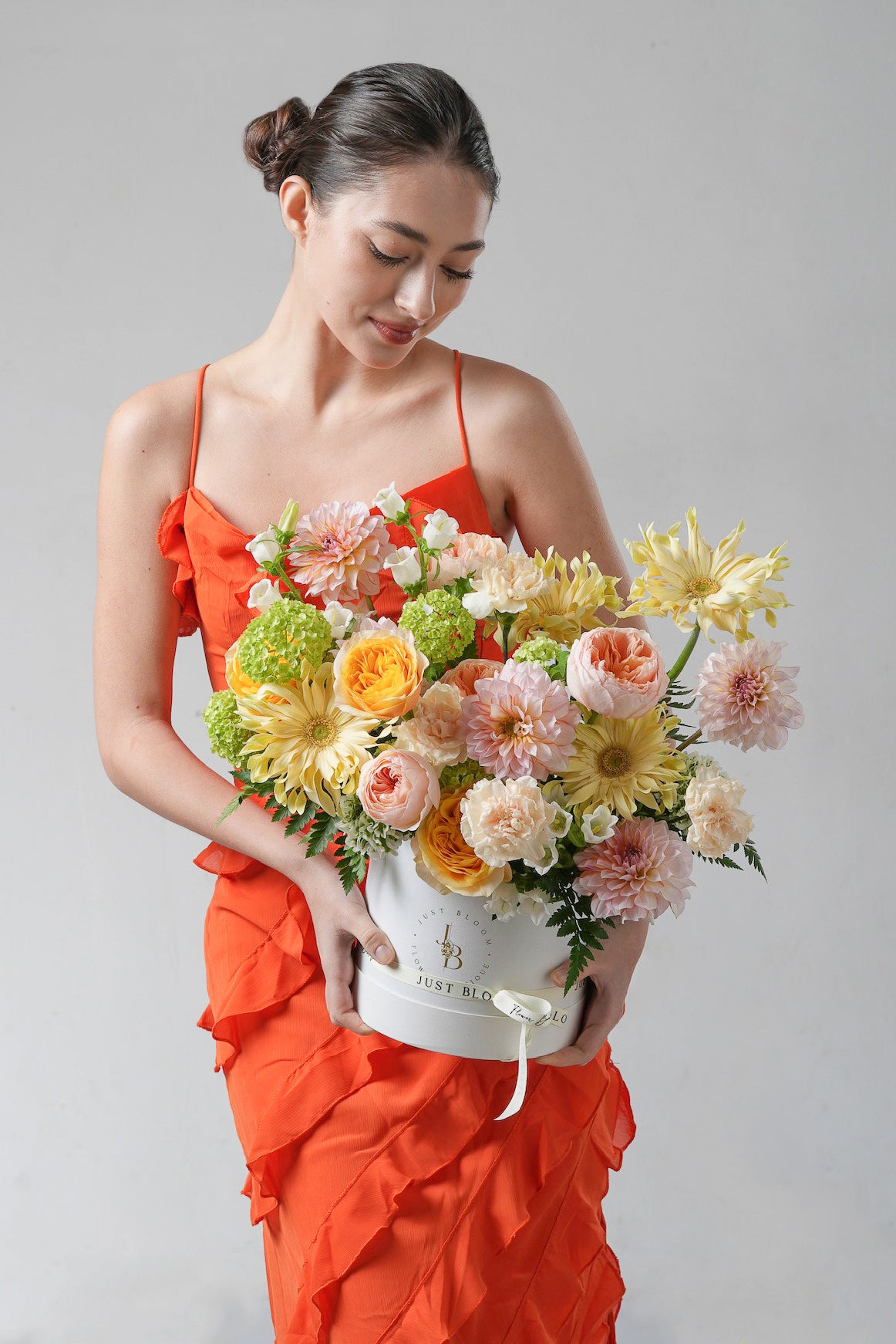 Lingering Warmth - A soft yellow and peach flower box featuring garden roses, ranunculus, carnations, and chrysanthemums. A radiant and graceful gift for Mother’s Day by Just Bloom HK