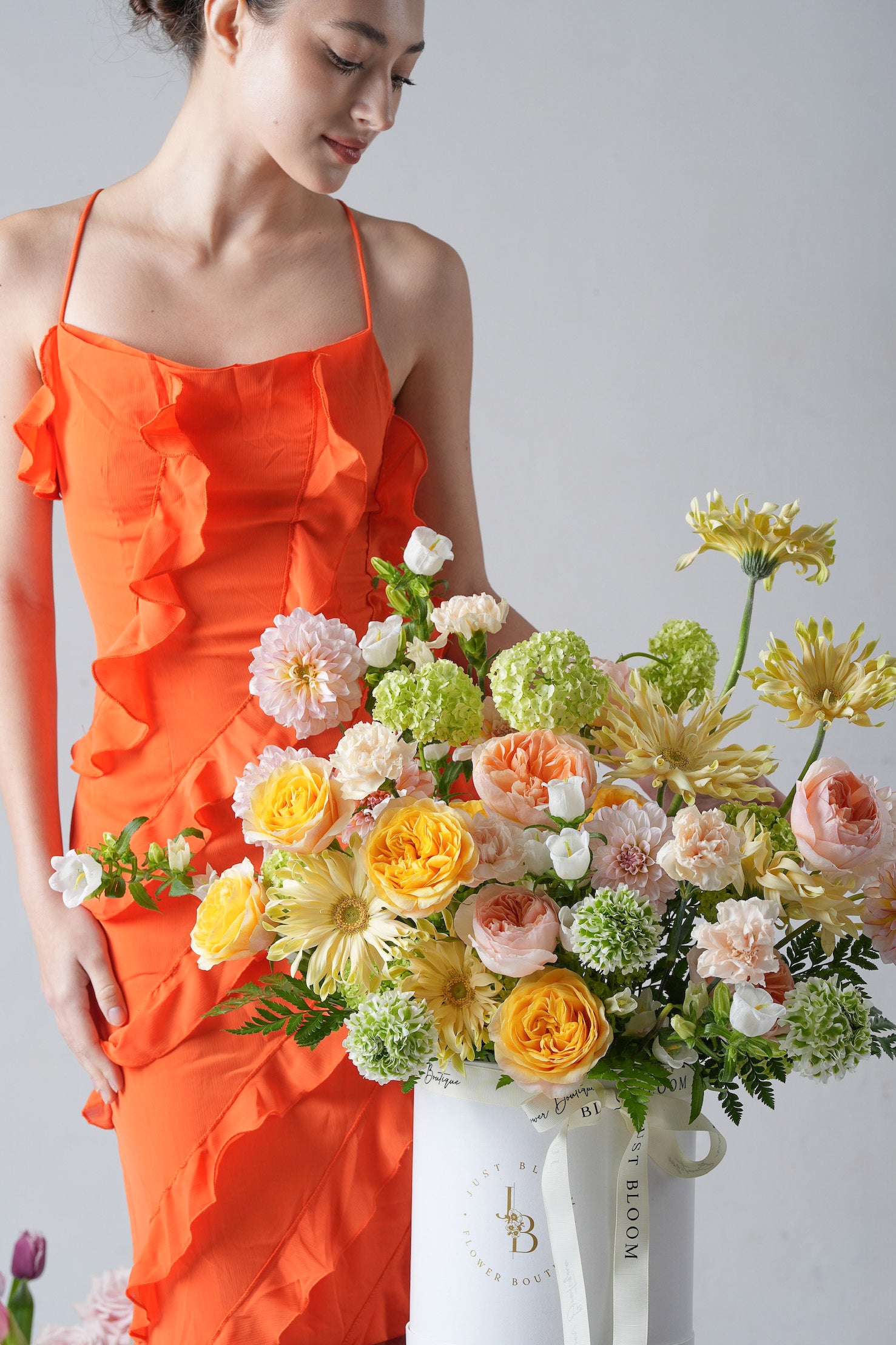 Lingering Warmth - A soft yellow and peach flower box featuring garden roses, ranunculus, carnations, and chrysanthemums. A radiant and graceful gift for Mother’s Day by Just Bloom HK