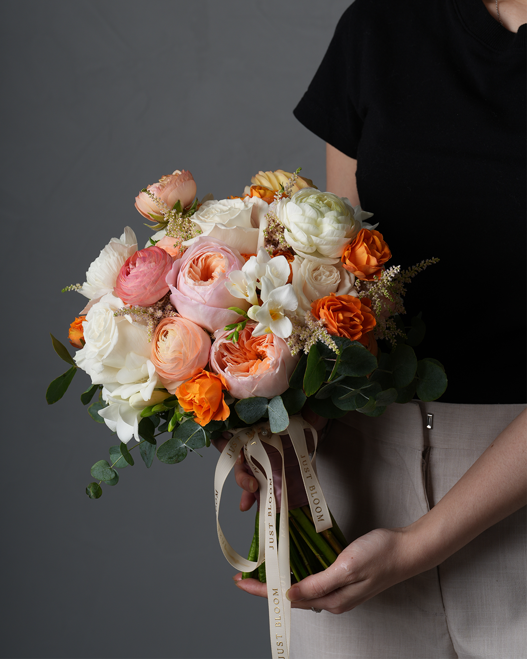 Amara bridal bouquet with peach roses and white ranunculus – Just Bloom HK