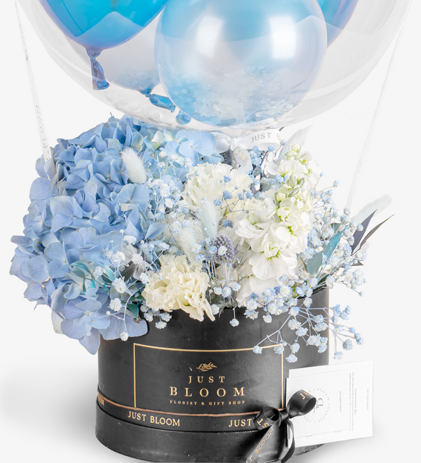 Blue and white flower box by Just bloom × Hong Kong Florist, showcasing an elegant and intellectual style, featuring flower materials from the Netherlands, creating a sophisticated and intellectual ambiance.