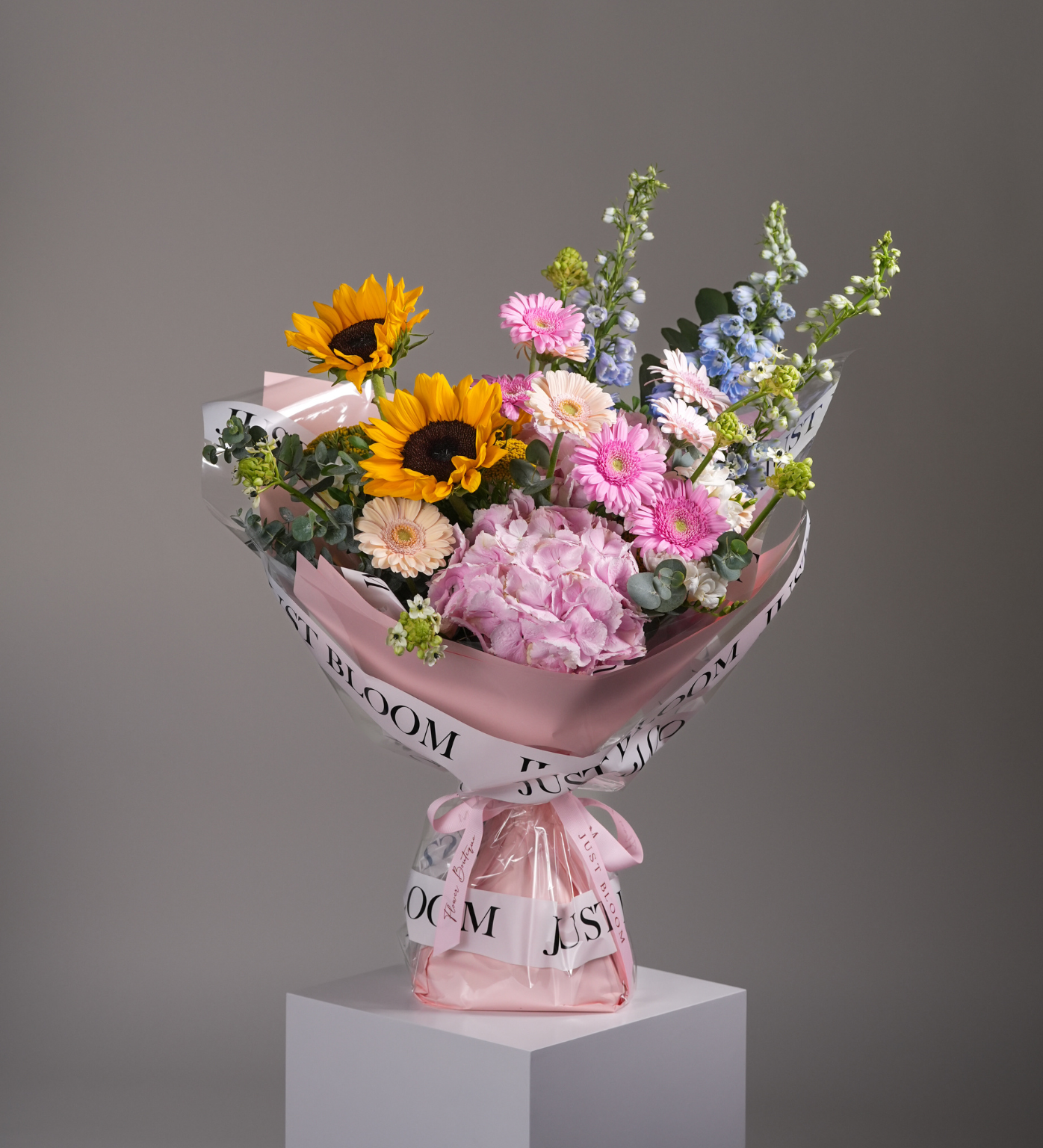 Close-up of Dutch lisianthus and statice in Havin bouquet – Just Bloom HK