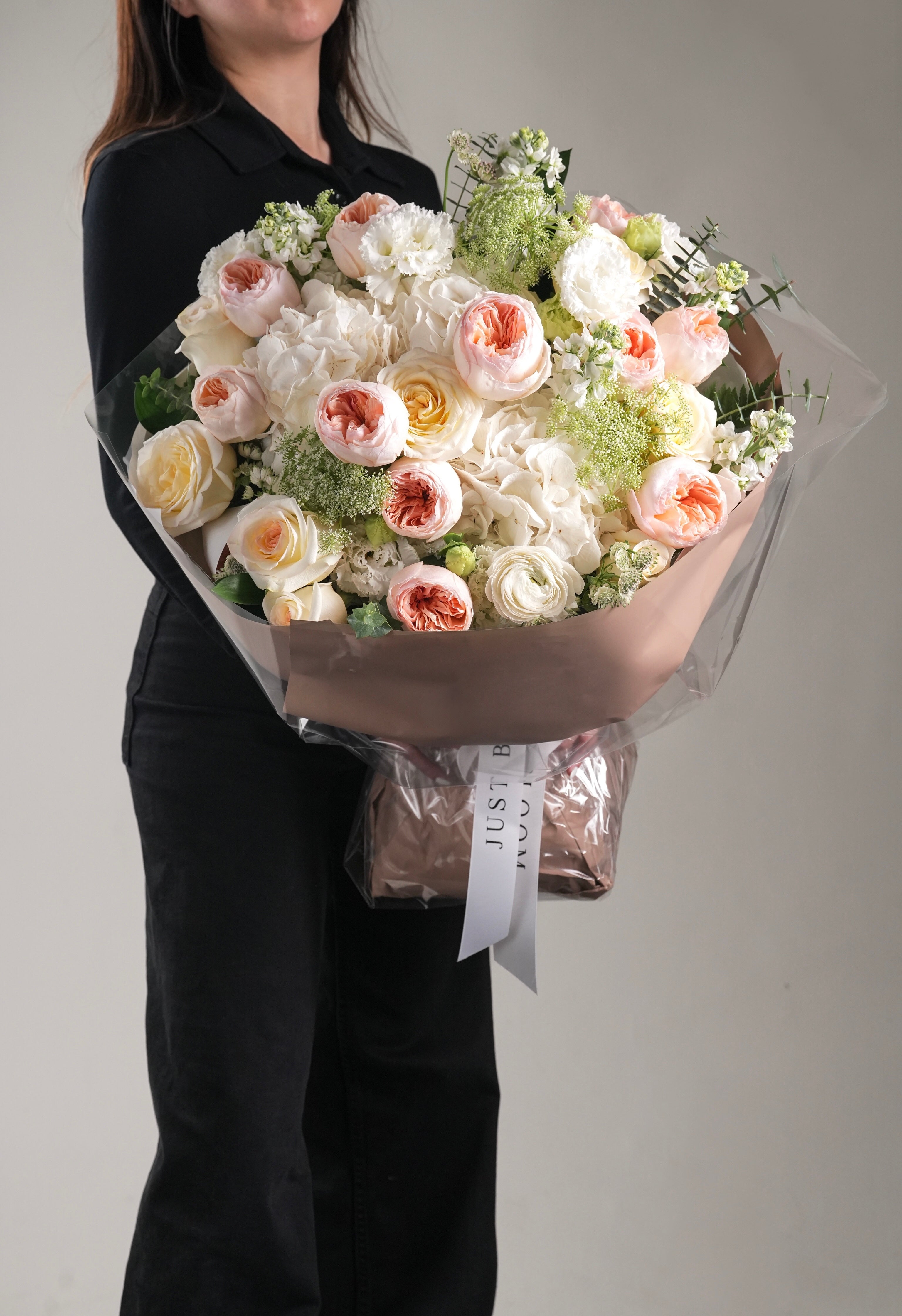 Julia David Austin Juliet garden rose white peach bouquet Ecuador roses Hong Kong Just Bloom HK