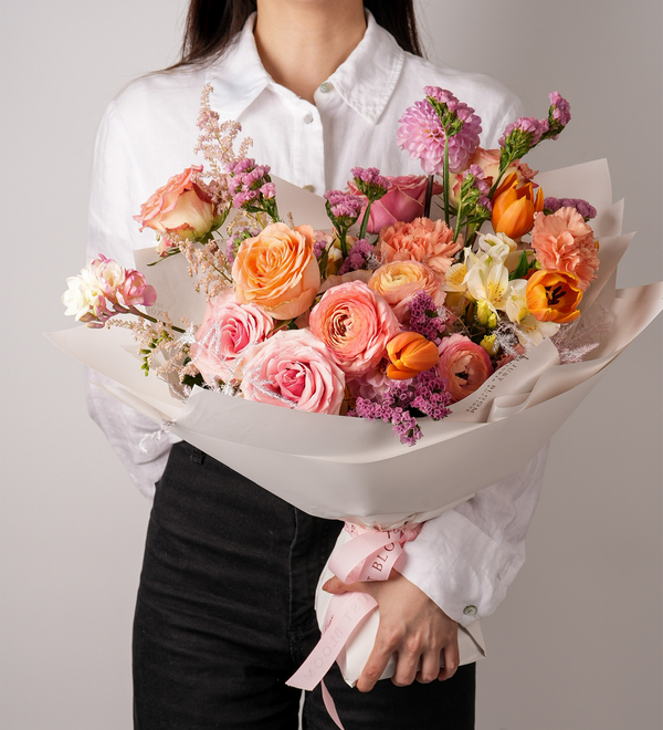 A fresh flower bouquet showcasing an enchanting blend of pink and orange hues.