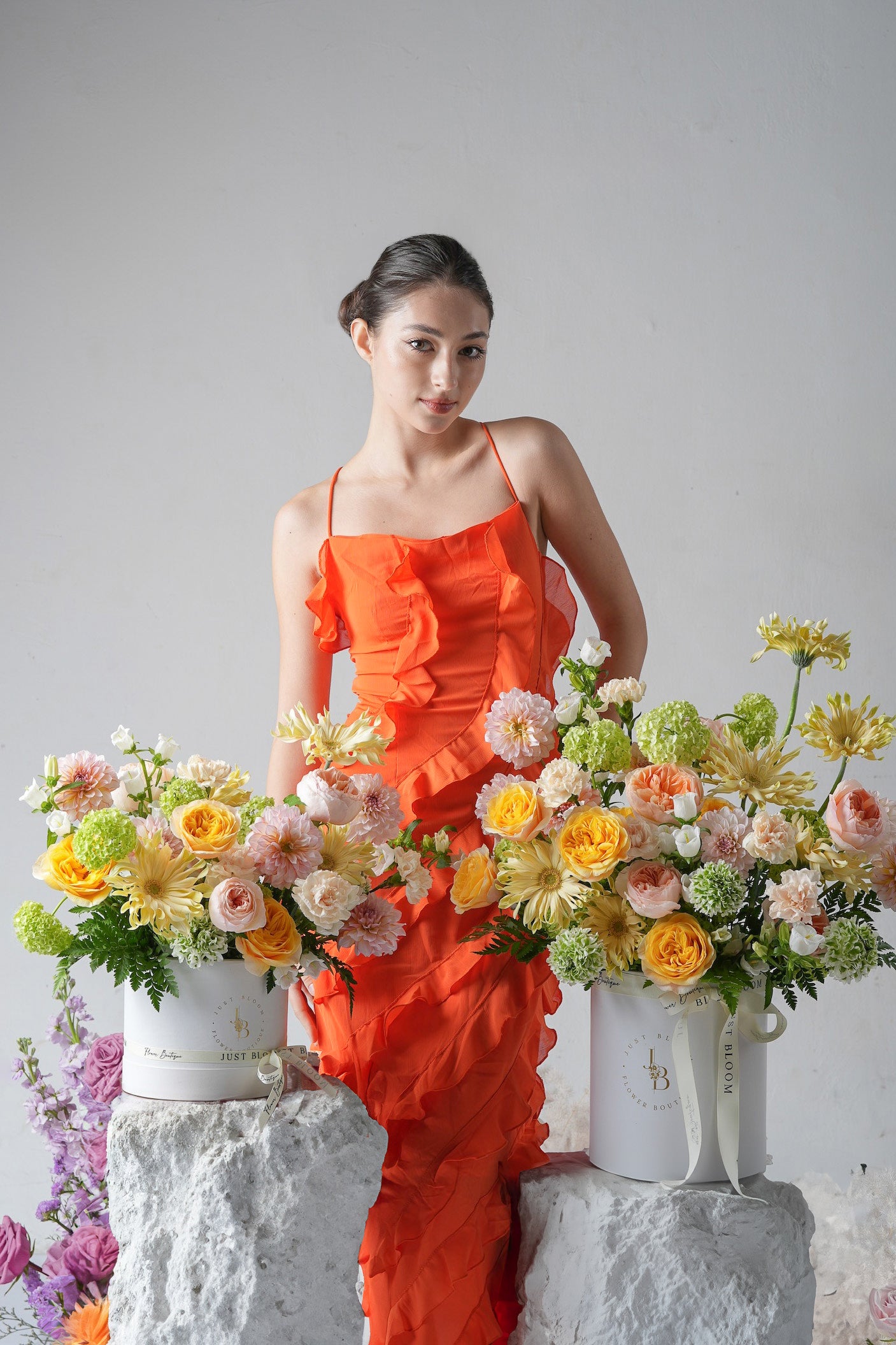 Lingering Warmth - A soft yellow and peach flower box featuring garden roses, ranunculus, carnations, and chrysanthemums. A radiant and graceful gift for Mother’s Day by Just Bloom HK