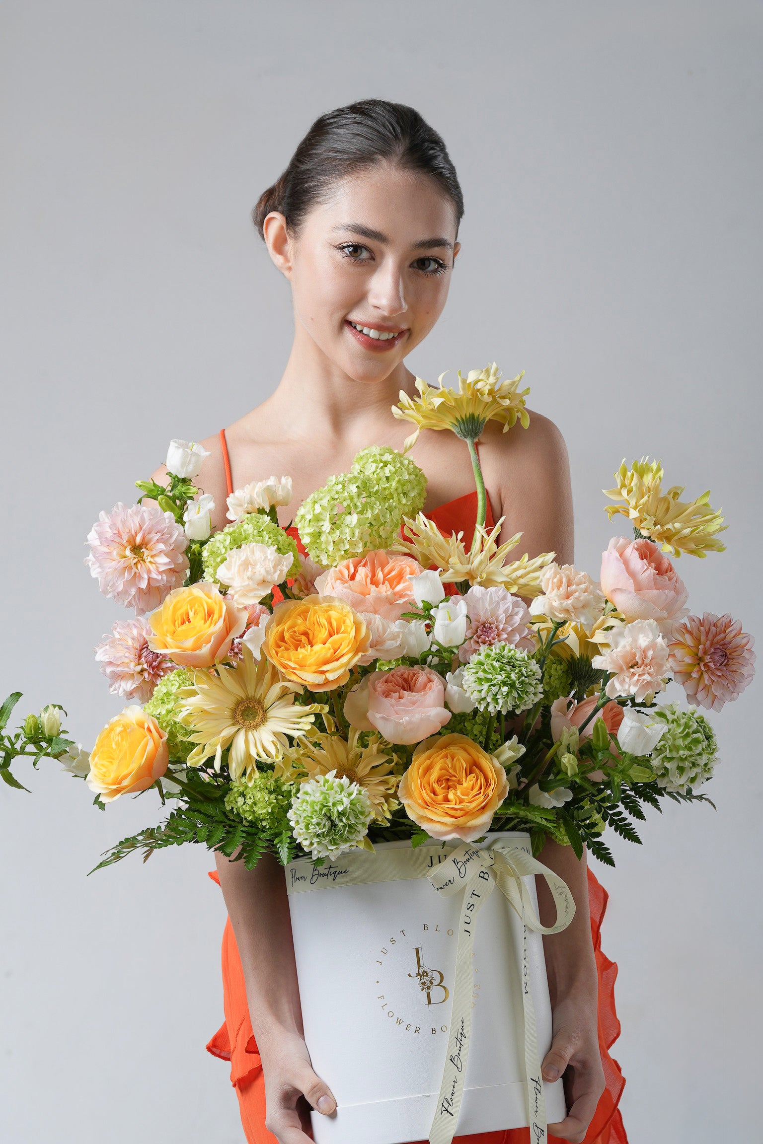 Lingering Warmth - A soft yellow and peach flower box featuring garden roses, ranunculus, carnations, and chrysanthemums. A radiant and graceful gift for Mother’s Day by Just Bloom HK