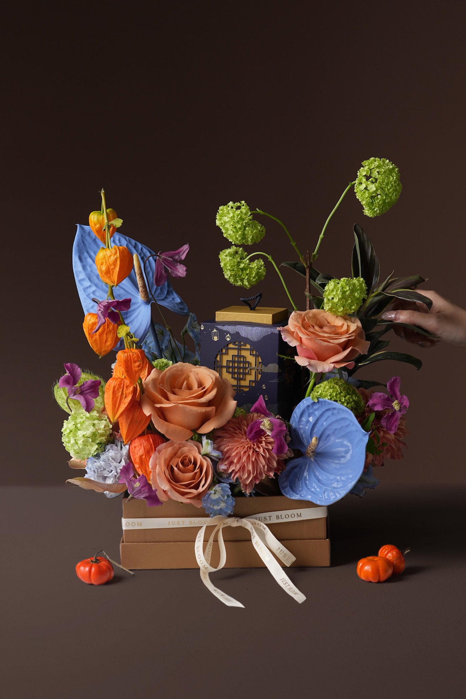 Midnight Lantern flower gift box combining bold florals and La Maison du Chocolat mooncakes