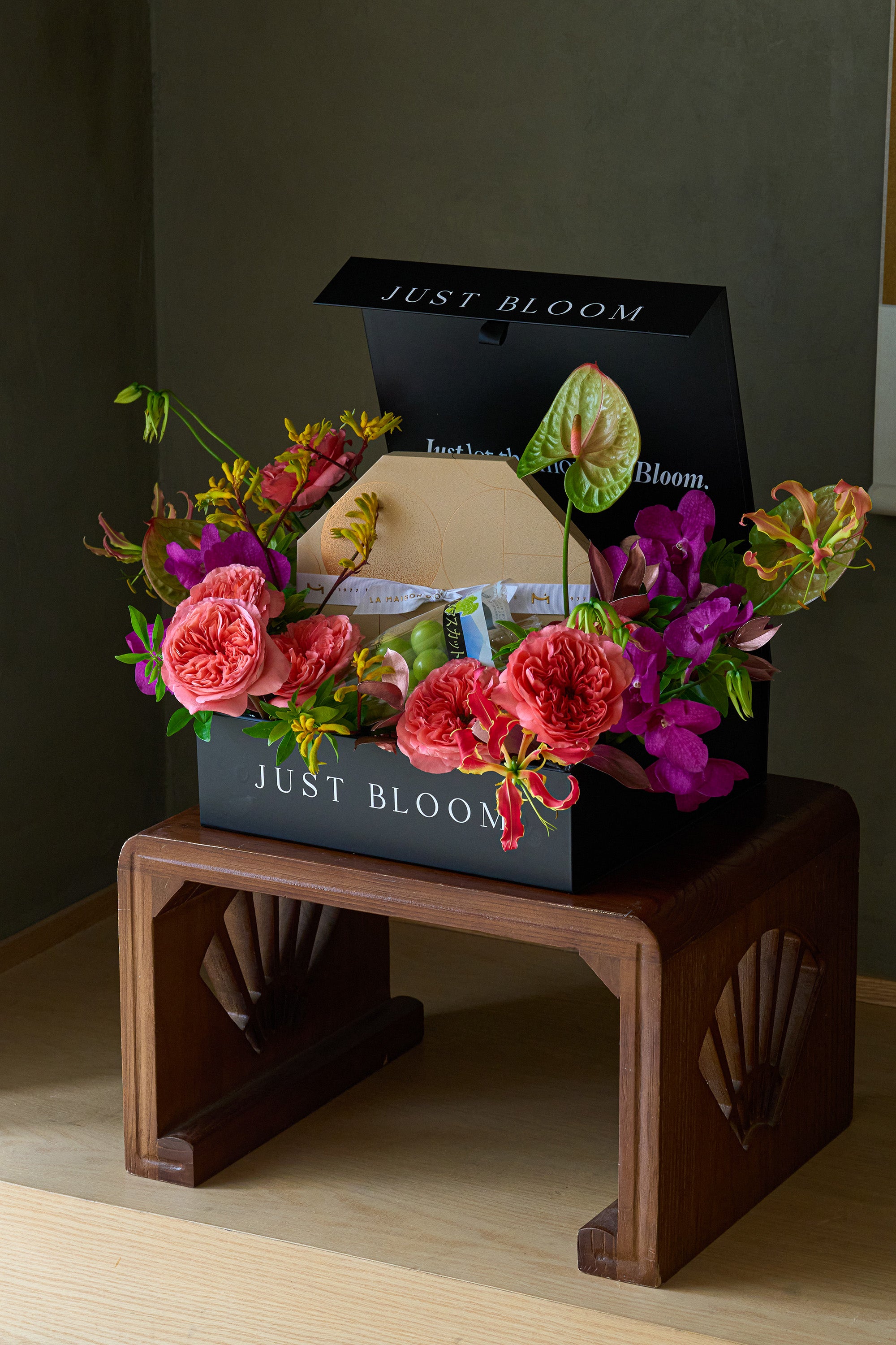Just Bloom Radiance of Lunar Hare chocolate gift set with coral pink and violet flower box and Japanese grapes on a dark wooden stand — Just Bloom Hong Kong
