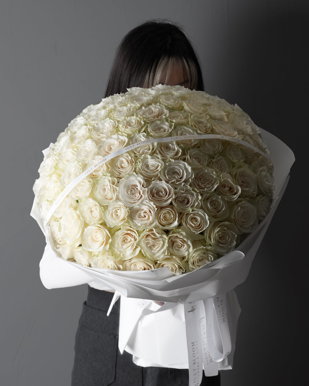Mondial bouquet with 99 white roses in a luxury arrangement
